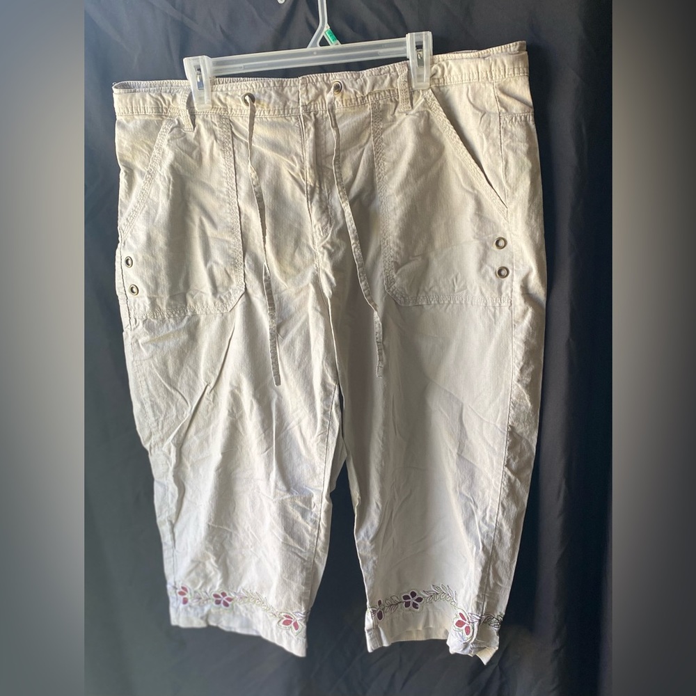 Basic Editions Size XL Ecru Capris With Floral/Leaf Embroidering EUC